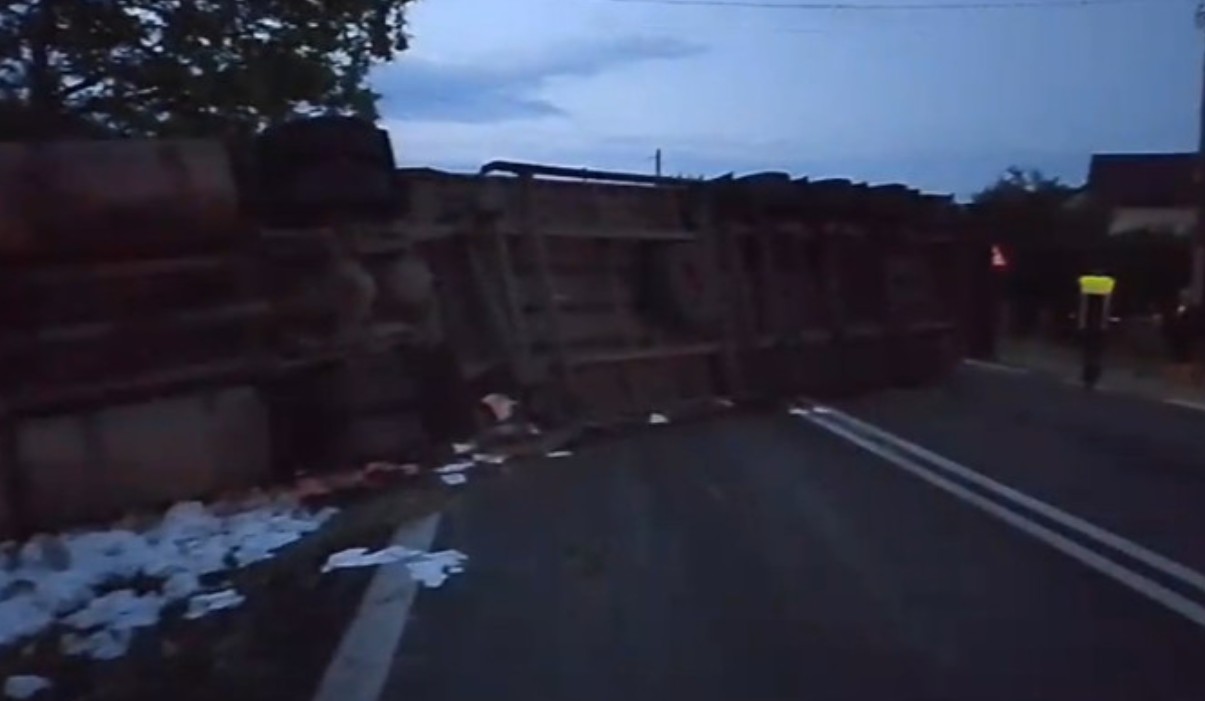 TIR răsturnat pe Valea Oltului, după ce a pătruns pe sensul opus. S-au format cozi de mașini de 10 km