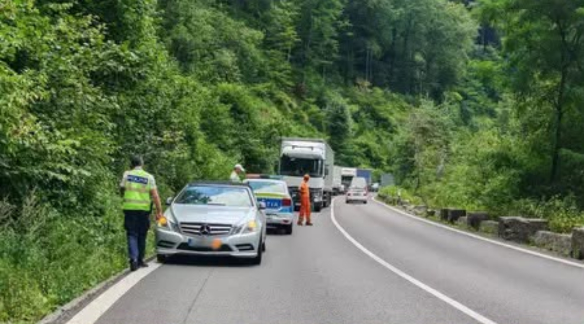 Un șofer și-a abandonat mașina pe Valea Oltului și a blocat circulația. Motivul incredibil pentru care bărbatul a plecat și a lăsat autoturismul pe drum