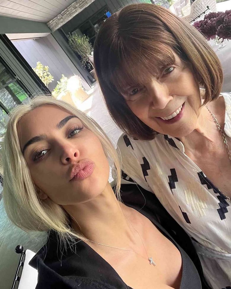  Kim Kardashian și Mary Jo Campbell