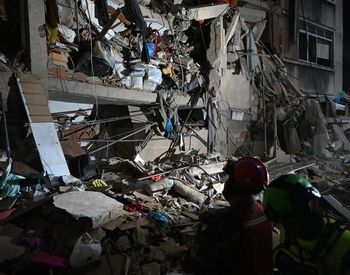 Durere fără margini pentru un tată din Venezuela. Și-a descoperit fiica sub ruine, după mai multe zile de căutări, chiar de ziua lui