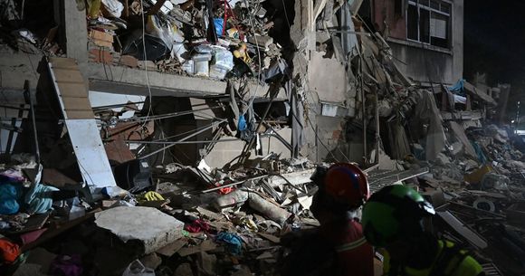 Un bărbat din Venezuela și-a găsit fiica decedată printre ruine.