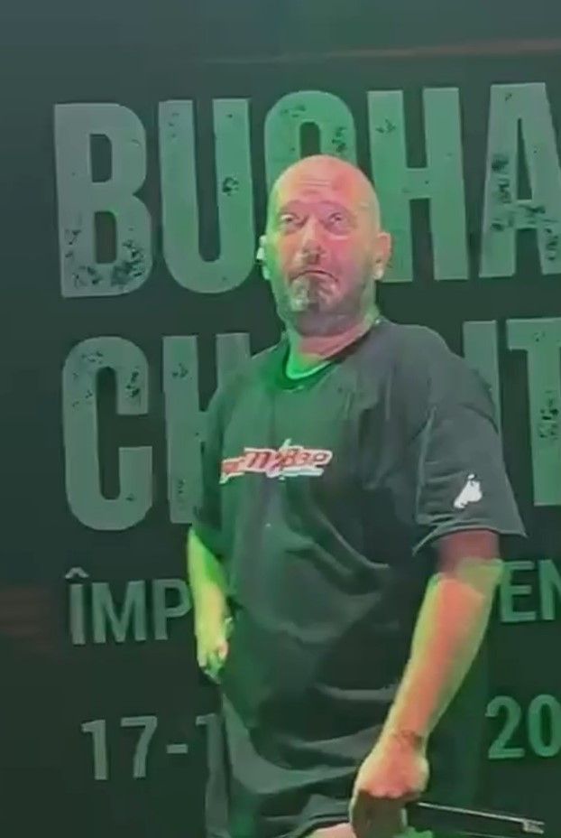 Cheloo în timpul concertului Paraziții