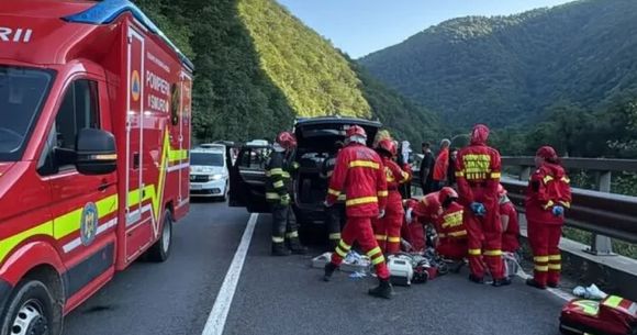 Un bolovan s-a prăbușit peste un autoturism aflat &icirc;n mers, &icirc;n județul Sibiu