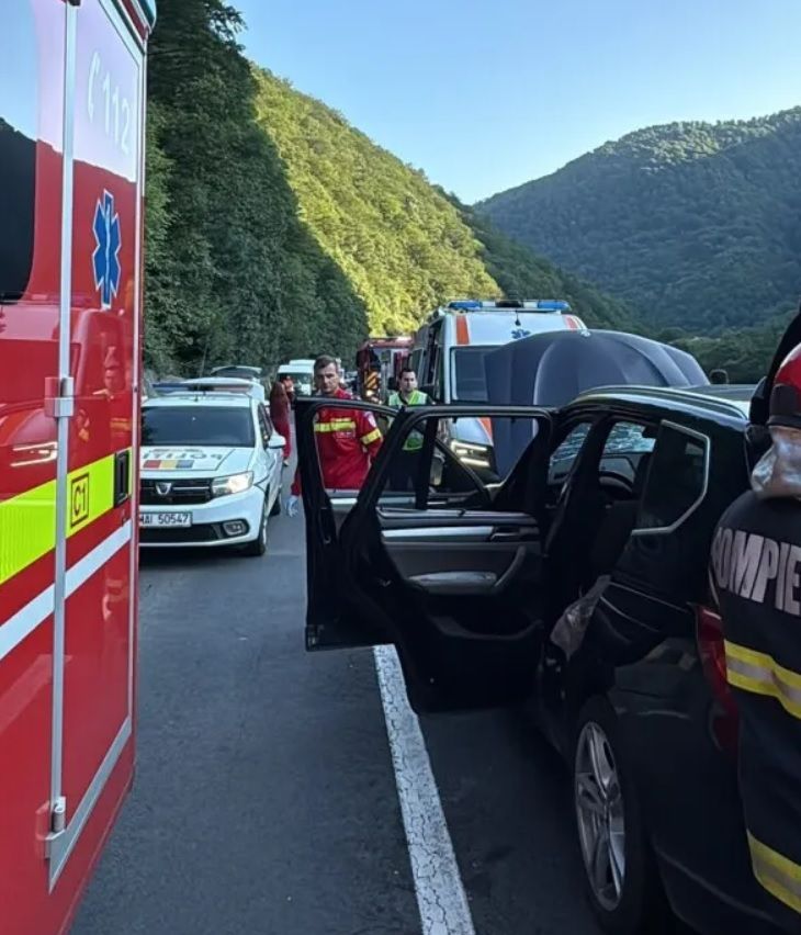 Un bolovan s-a prăbușit peste un autoturism aflat în mers pe DN7, între Boița și Lazaret, în județul Sibiu