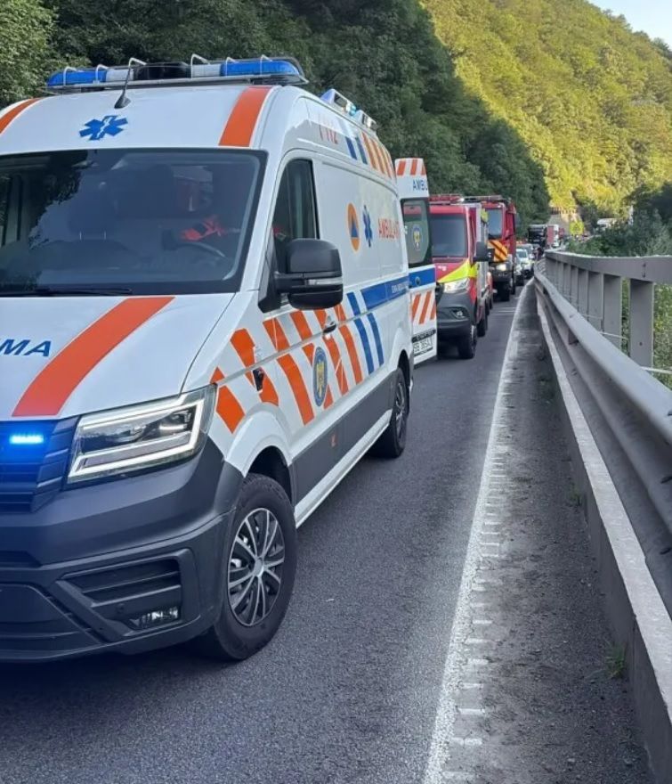 Un bolovan s-a prăbușit peste un autoturism aflat în mers