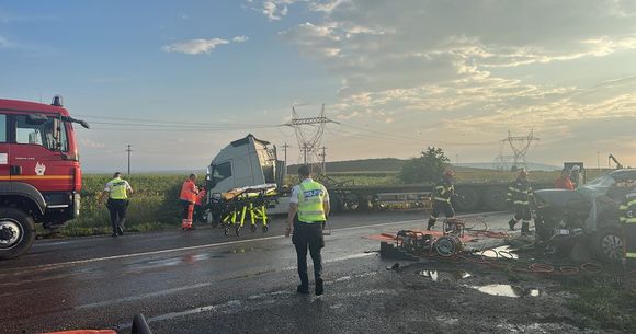 Șase persoane, printre care trei copii, au ajuns la spital după ce un camion plin cu butelii s-a izbit de un autoturism, &icirc;n județul Neamț