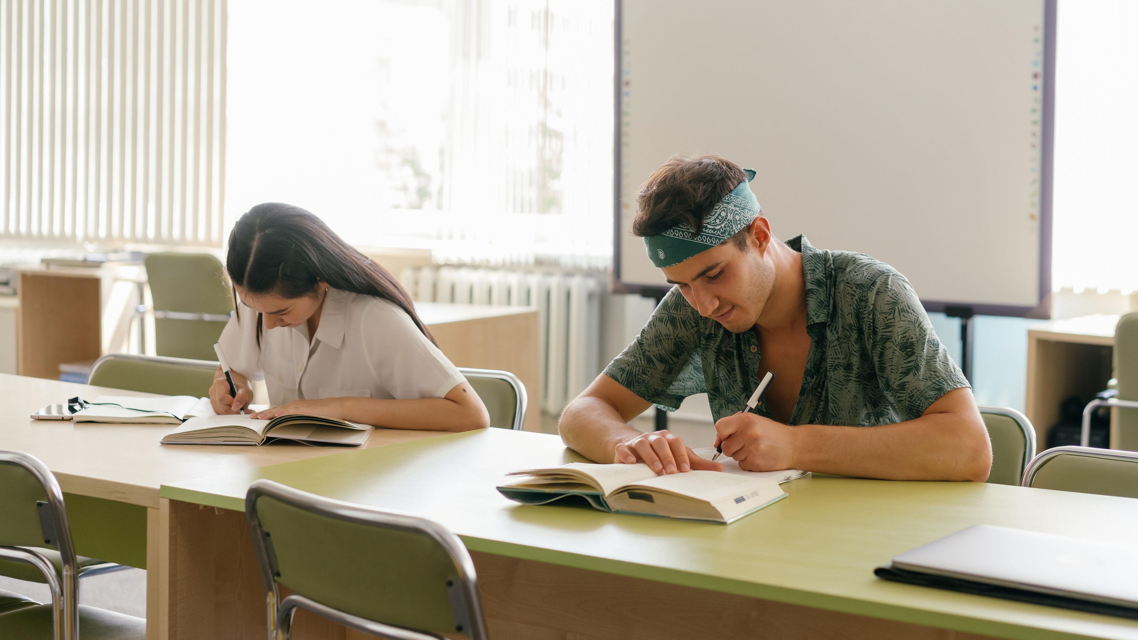 Bani pentru elevii care au obținut media 10 la examenele naționale! Ce sume ar putea primi absolvenții
