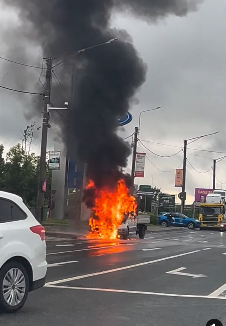 Camionetă cuprinsă de foc.