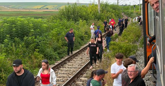 Doi bărbați și-au pierdut viața după ce mașina &icirc;n care se aflau a fost acroșată de un tren &icirc;n județul Iași