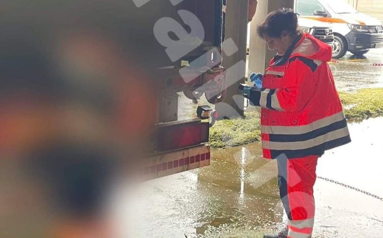 O femeie din Brăila a fost decapitată la locul de muncă, după ce a fost prinsă sub mai mulți baloți! Victima era mama a trei copii