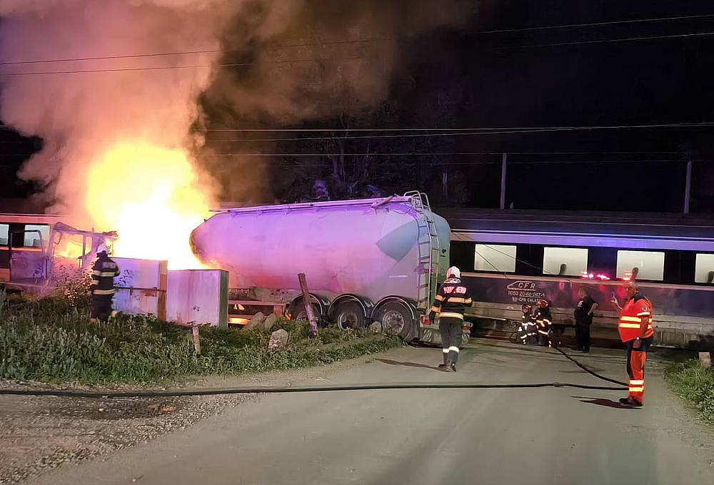 Un tren cu 200 de călători spre mare a lovit în plin o cisternă încărcată cu ciment. Cabina a fost cuprinsă de foc