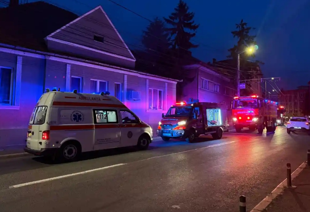 Doi adolescenți, în vârstă de 14 și 15 ani, au ajuns la spital după ce au căzut cu o trotinetă electrică, în Aiud. Unul dintre ei este în stare gravă