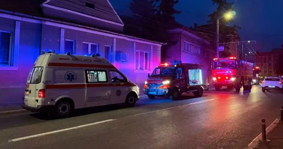 Doi adolescenți, &icirc;n v&acirc;rstă de 14 și 15 ani, au ajuns la spital după ce au căzut cu o trotinetă electrică