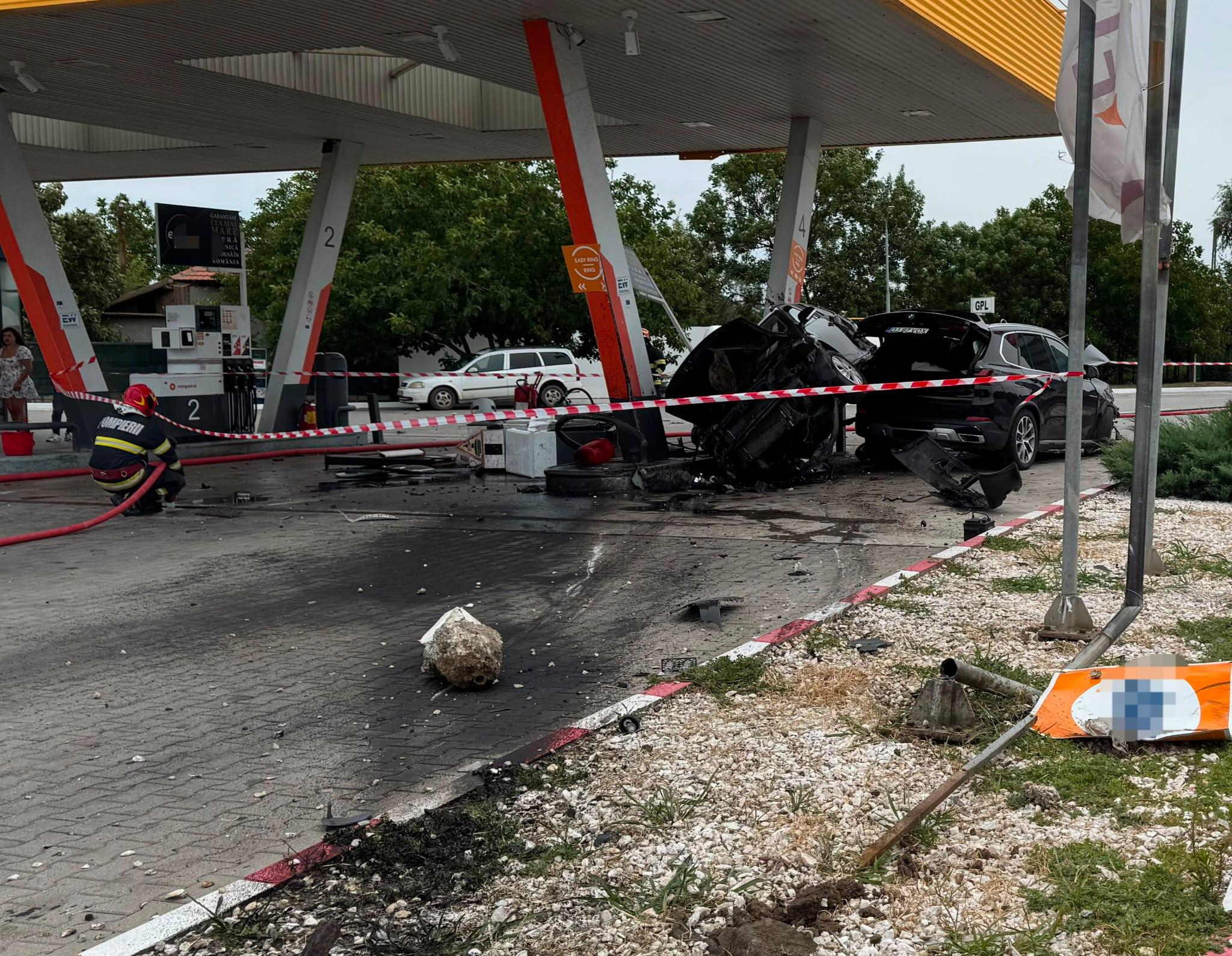 Două mașini au ajuns într-o benzinărie după ce s-au ciocnit violent, în Dolj. Cum s-a produs evenimentul rutier