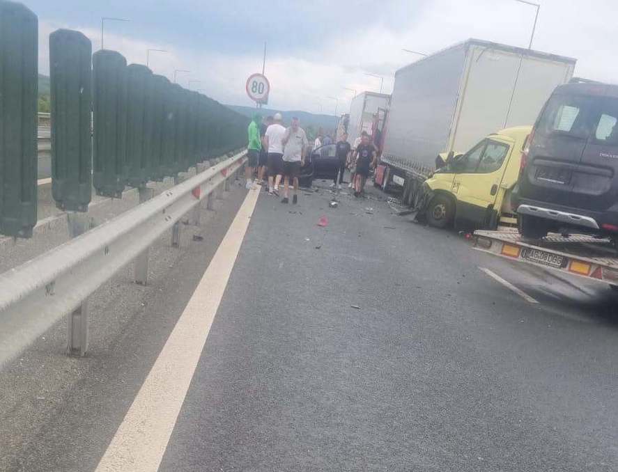 Trafic oprit pe autostrada A1 după un eveniment rutier în care au fost implicate patru vehicule. O femeie a rămas încarcerată