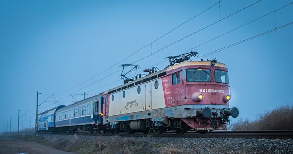 O persoană și-a pierdut viața după ce a fost acroșată de tren, &icirc;n județul Iași.