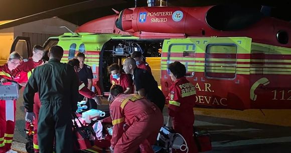 O t&acirc;nără a fost transferată cu elicopterul la un spital din București după ce a acuzat dureri mari de cap&nbsp;