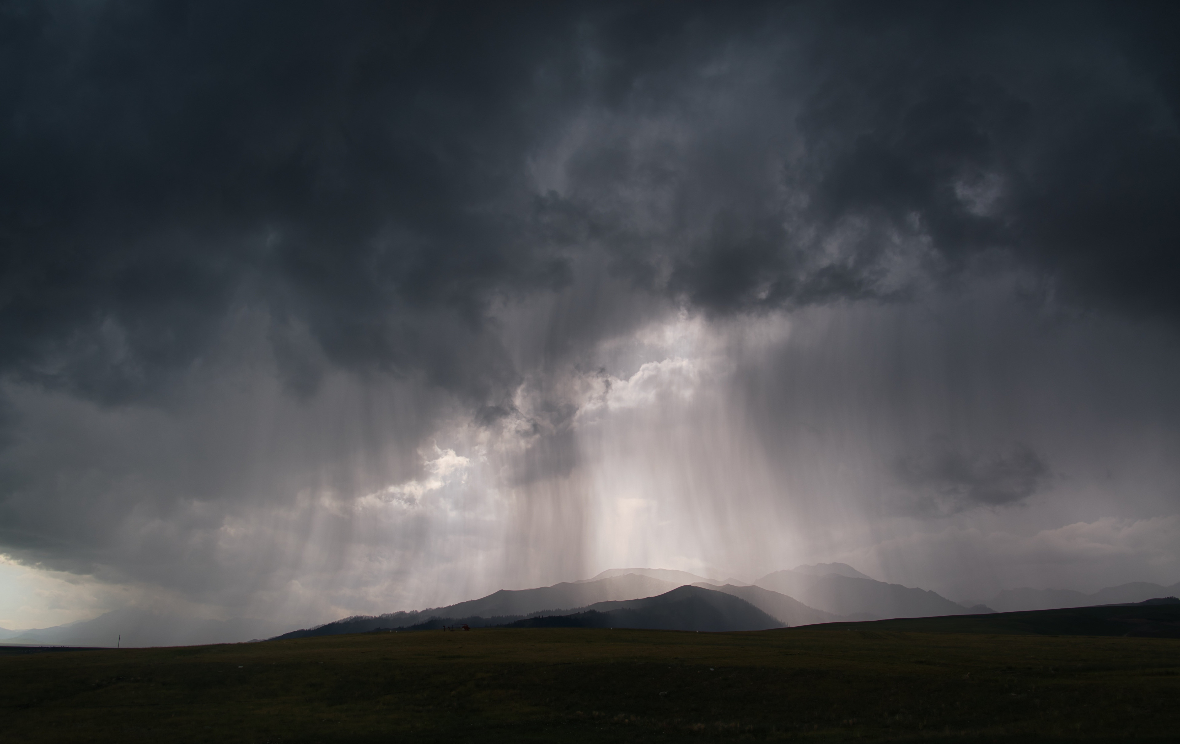 Vreme severă în România! Meteorologii ANM au emis noi avertizări Cod galben de furtuni și vânt puternic în mai multe regiuni ale țării