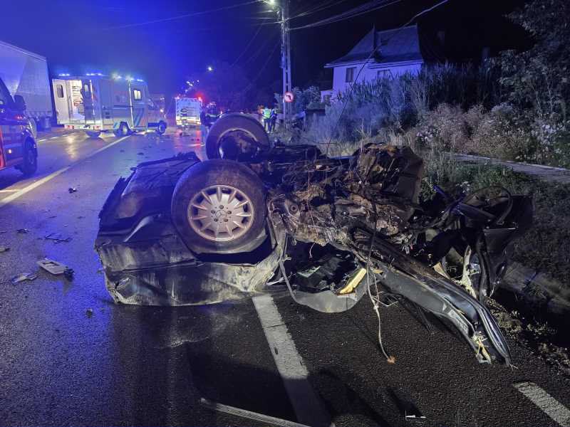Un tânăr de 20 de ani a ajuns la spital după ce s-a izbit cu mașina într-un cap de pod, pe E85, în Suceava