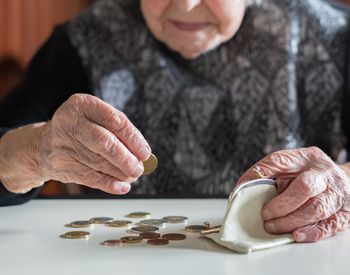 Femeile cu copii pot ieși mai devreme la pensie. Cu c&acirc;t se reduce v&acirc;rsta de pensionare &icirc;n funcție de numărul copiilor