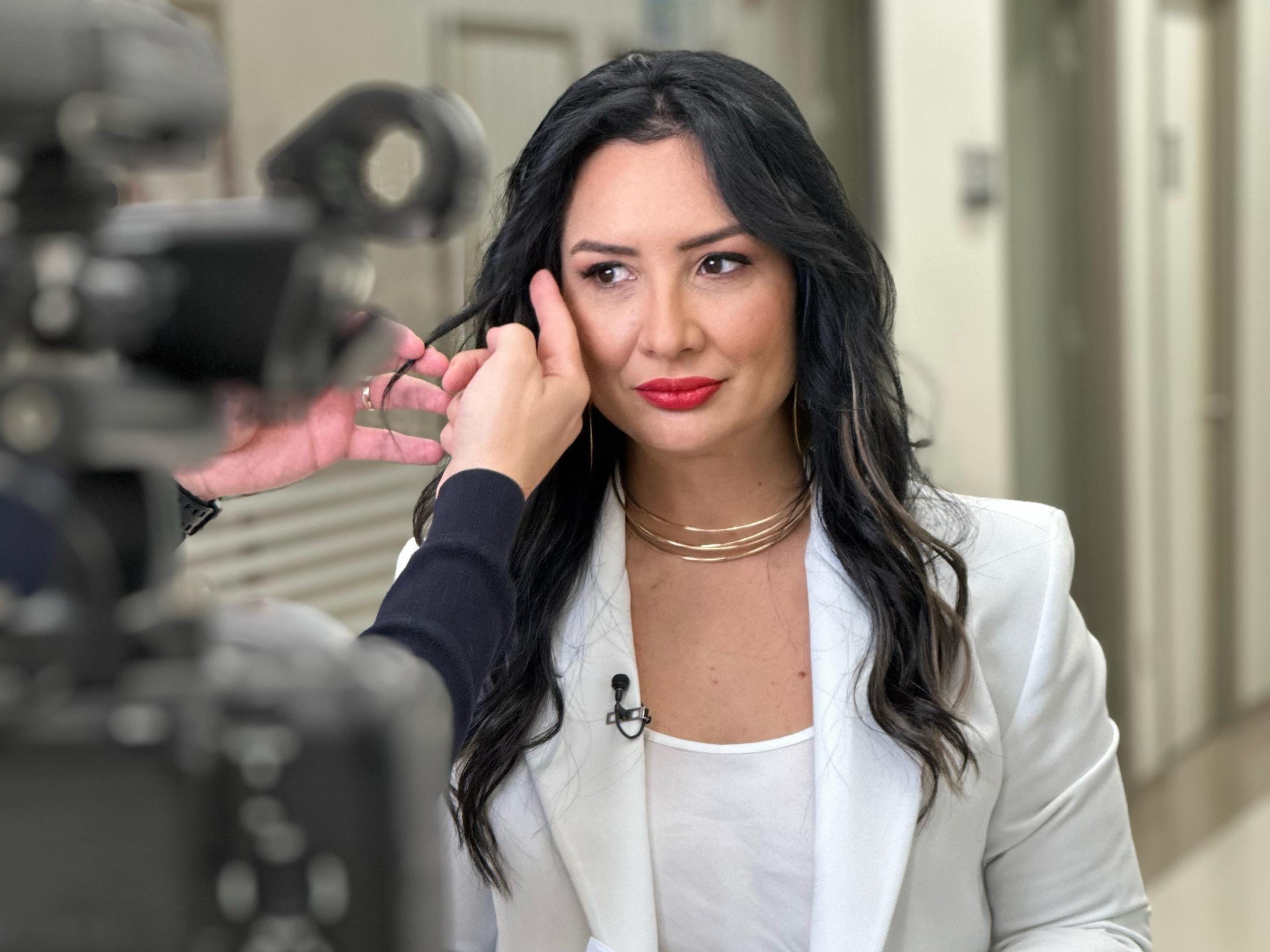 Eva Pavel a început deja filmările pentru noul sezon al emisiunii “Apel la consilier”! În loc să plece în vacanţă, rămâne alături de pacienti şi filmează  o nouă călătorie medicală pentru milioane de telespectatori