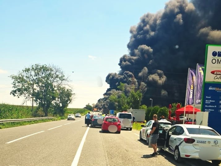 NEWS ALERT Foc puternic după ce o autocisternă și un buldoexcavator s-au ciocnit violent pe DN2A, în apropiere de Hârșova