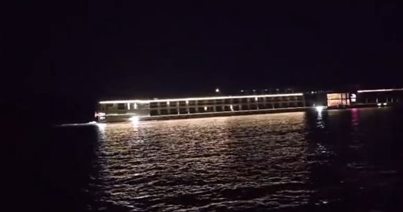 Navă de croazieră cu 186 de pasageri, blocată pe Dunăre din cauza nivelului scăzut al apei.