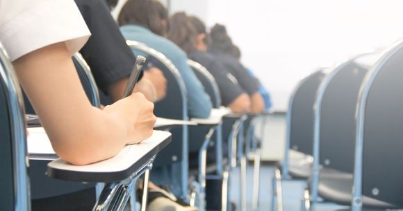 Elevi &icirc;n sala de clasă