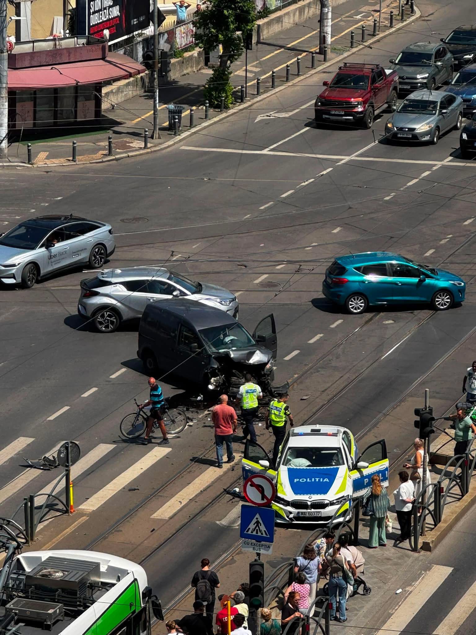 Impact violent între o dubă și o mașină de poliție, în zona Șoseaua Ștefan cel Mare-Calea Dorobanți din Capitală. Linia 1 este blocată pe ambele sensuri