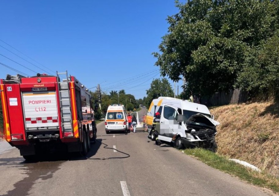 BREAKING 10 victime în Botoșani, după un impact puternic între un autoturism și un microbuz