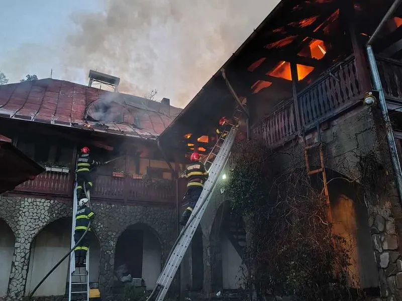 Foc violent la Mănăstirea Bisericani din Neamț! Un bărbat a fost găsit carbonizat