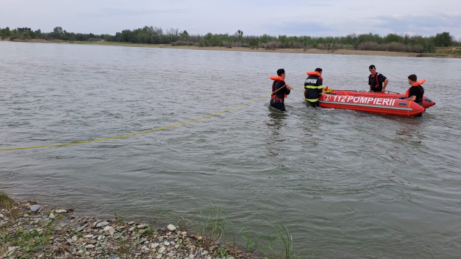Cei doi tineri dispăruți în apele râului Siret au fost găsiți fără viață