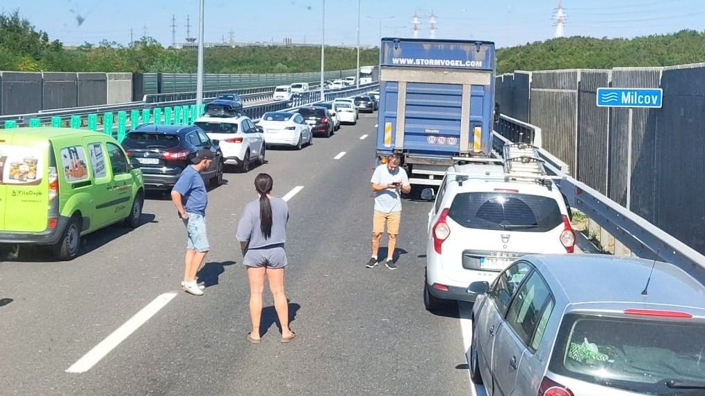 Incident rutier cu multiple victime, în Olt! Trei persoane au ajuns la spital după ce un TIR a acroșat o mașină, pe Drumul Expres Craiova-Pitești