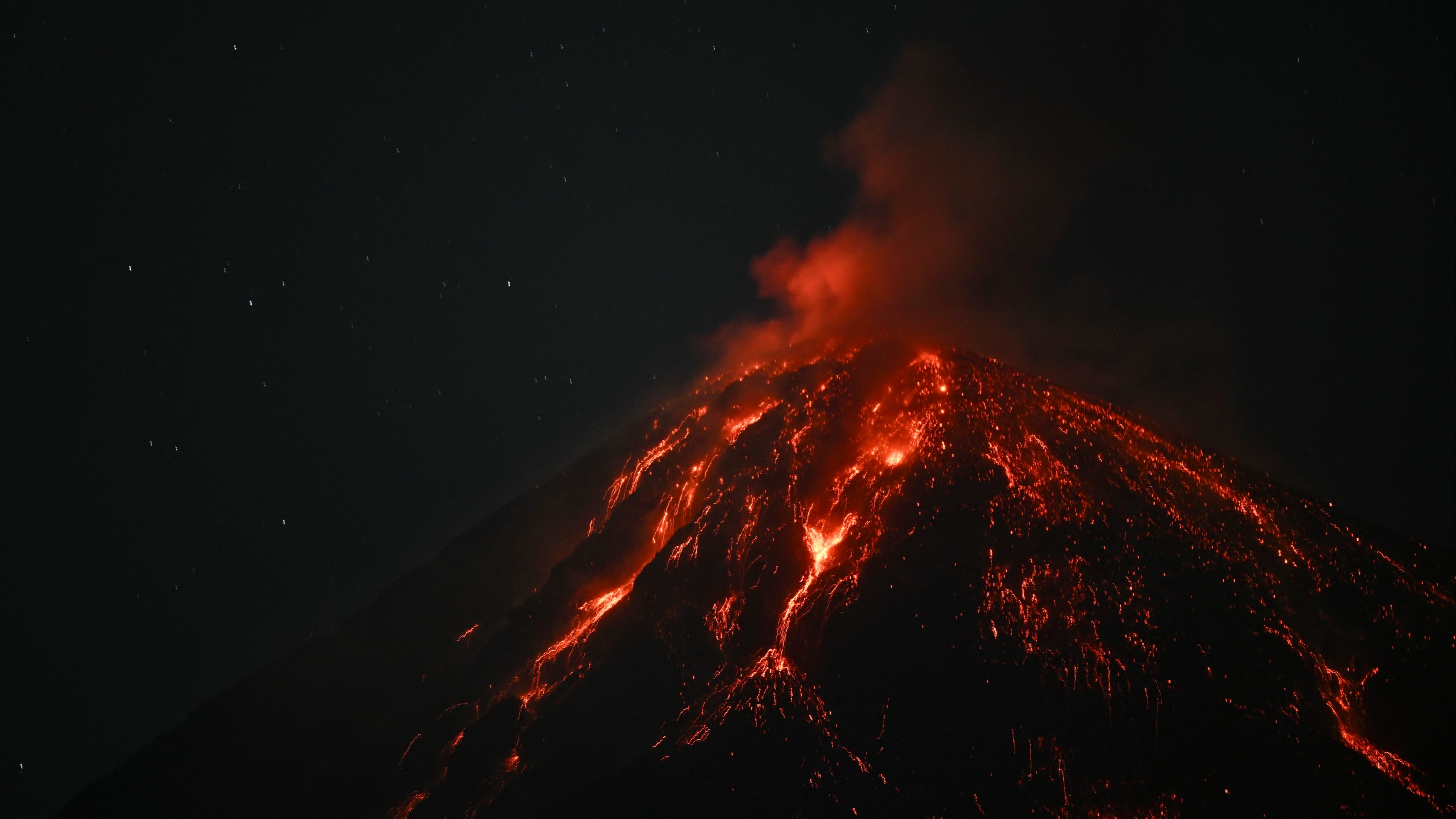 Stare de alertă după erupția vulcanului Fuego! Ce se întâmplă, în aceste momente, cu oamenii din zona afectată