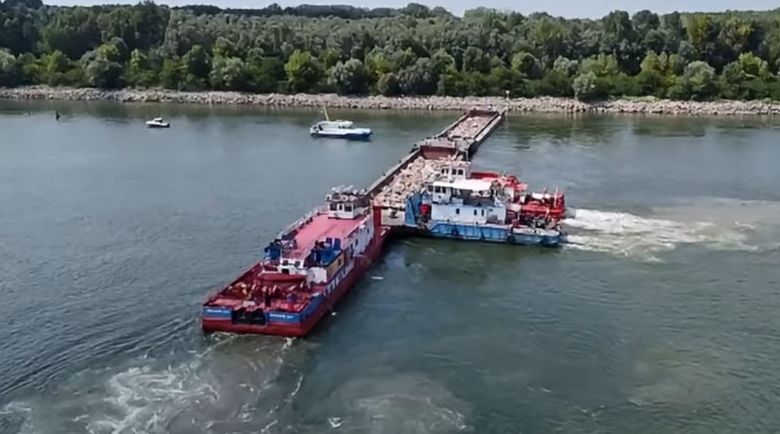 A început scufundarea primei barje