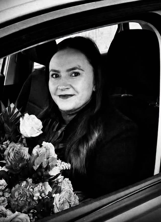 Ea este Oana, tânăra care și-a pierdut viața în incidentul rutier de pe DJ 221. Familia ei este îngenuncheată de durere