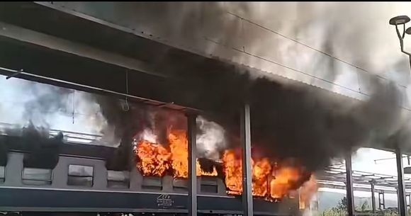 Foc &icirc;ntr-un tren de călători, &icirc;n Arad. 