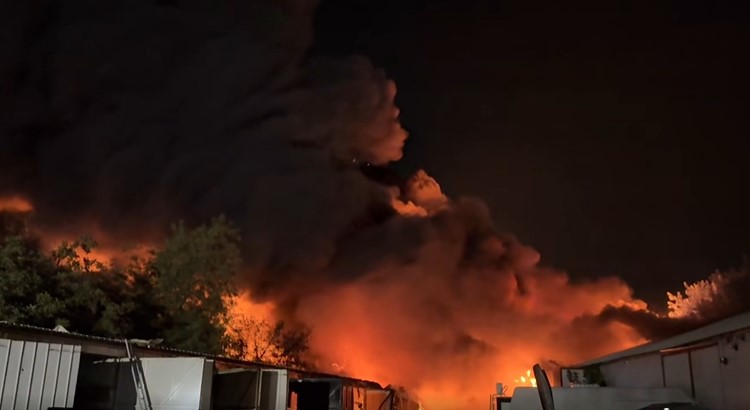 Foc violent, cu degajări mari de fum, la un service din Capitală! ISU a emis un mesaj RO-Alert în sectorul 1
