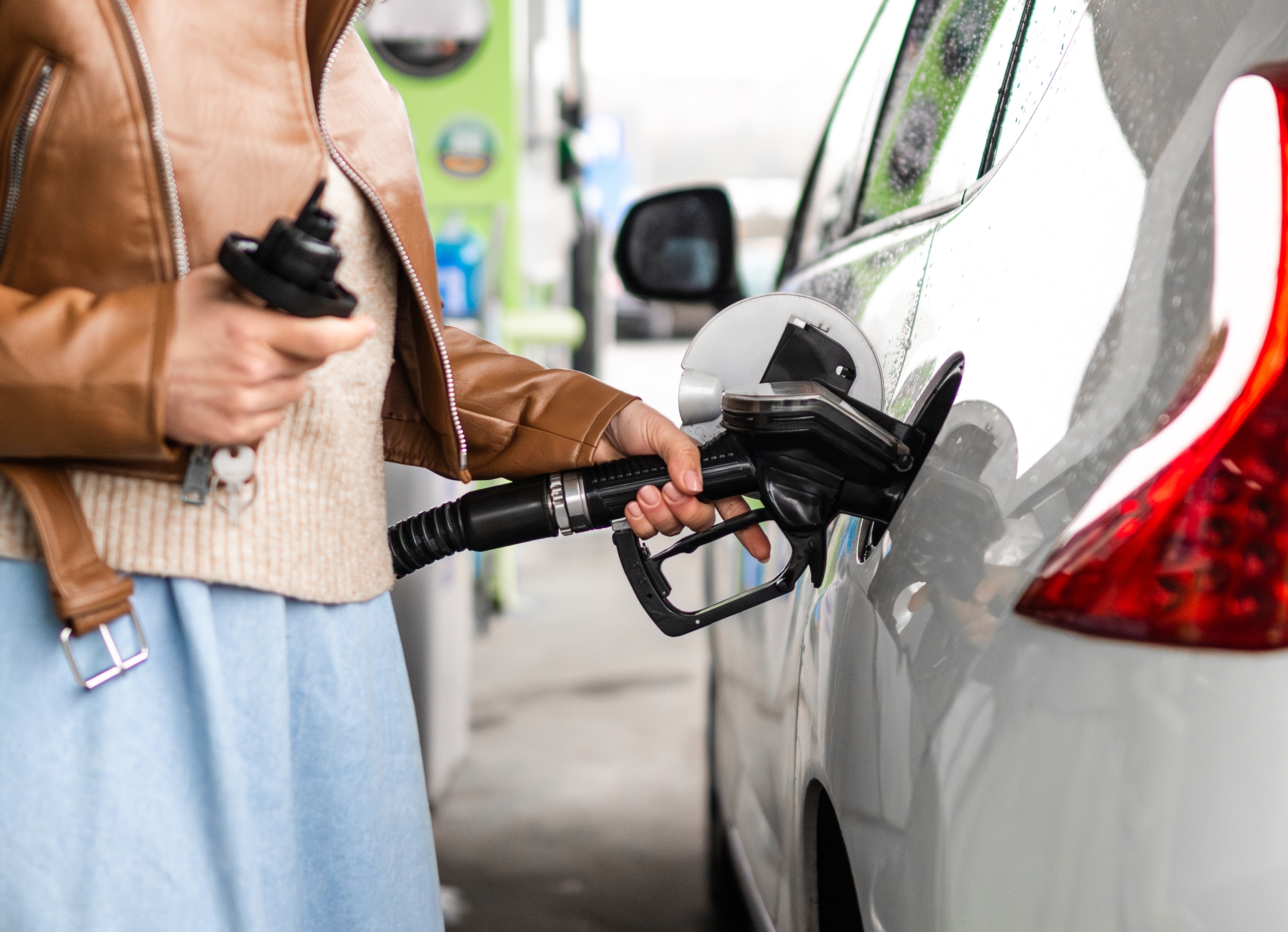 Motorina se ieftinește cu aproape 70 de bani pe litru de la 16 august. Cum se schimbă prețul la pompă