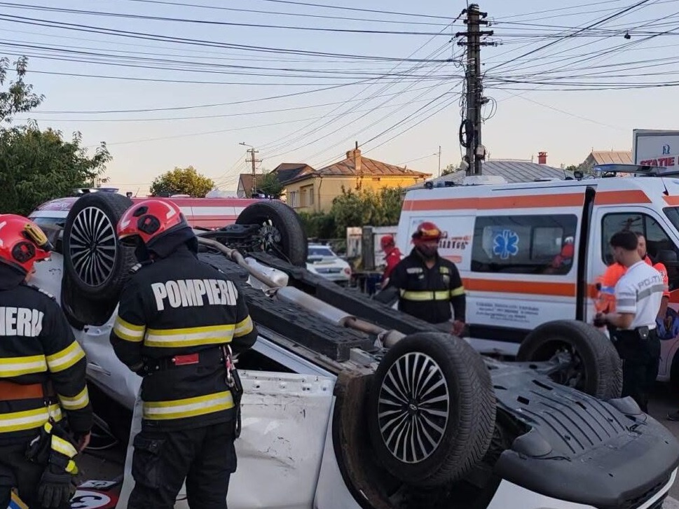 Șapte persoane au ajuns la spital după ce două mașini s-au ciocnit violent în Botoșani! Unul dintre autoturisme s-a răsturnat