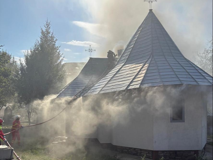 O mănăstire din județul Suceava a fost cuprinsă de foc. Acoperișul și mai multe obiecte de cult au fost afectate 