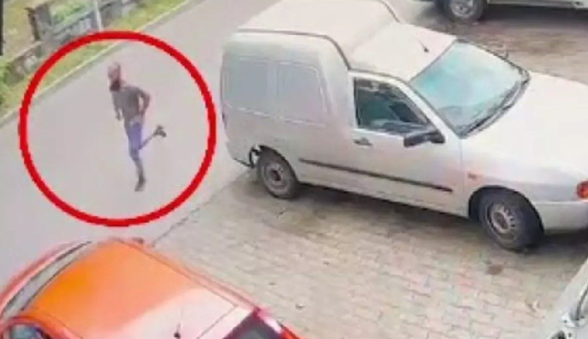 Deținutul evadat din Baia Mare, de negăsit. Bărbatul a fost surprins de camere în timp ce fugea pe străzile orașului