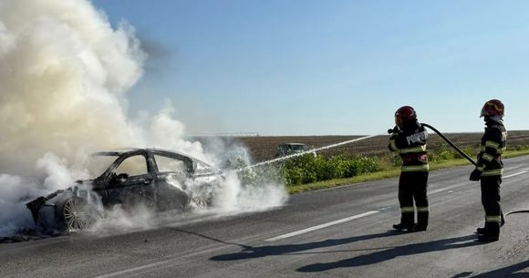 Mașină cuprinsă de foc