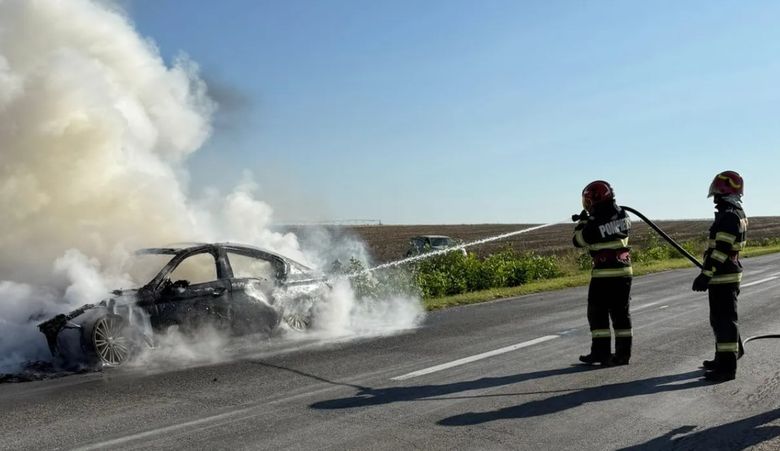Mașină cuprinsă de foc