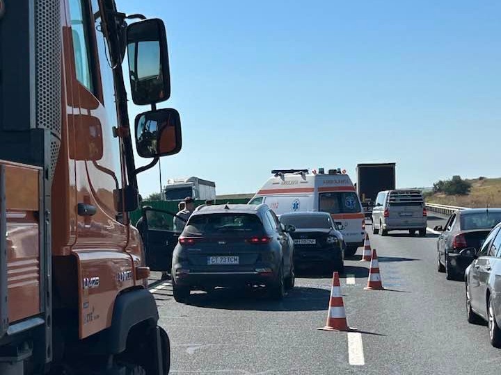 Eveniment rutier cu opt persoane pe autostrada A2! Trei mașini au fost implicate