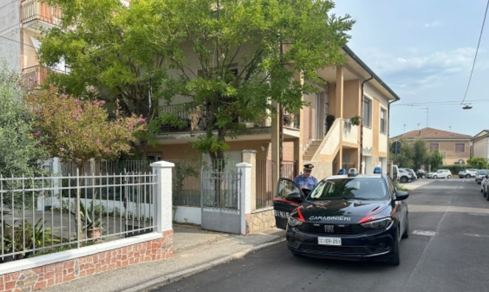 Un român stabilit în Italia și-a pierdut viața în timp ce își vopsea casa. Bărbatului i s-ar fi făcut brusc rău