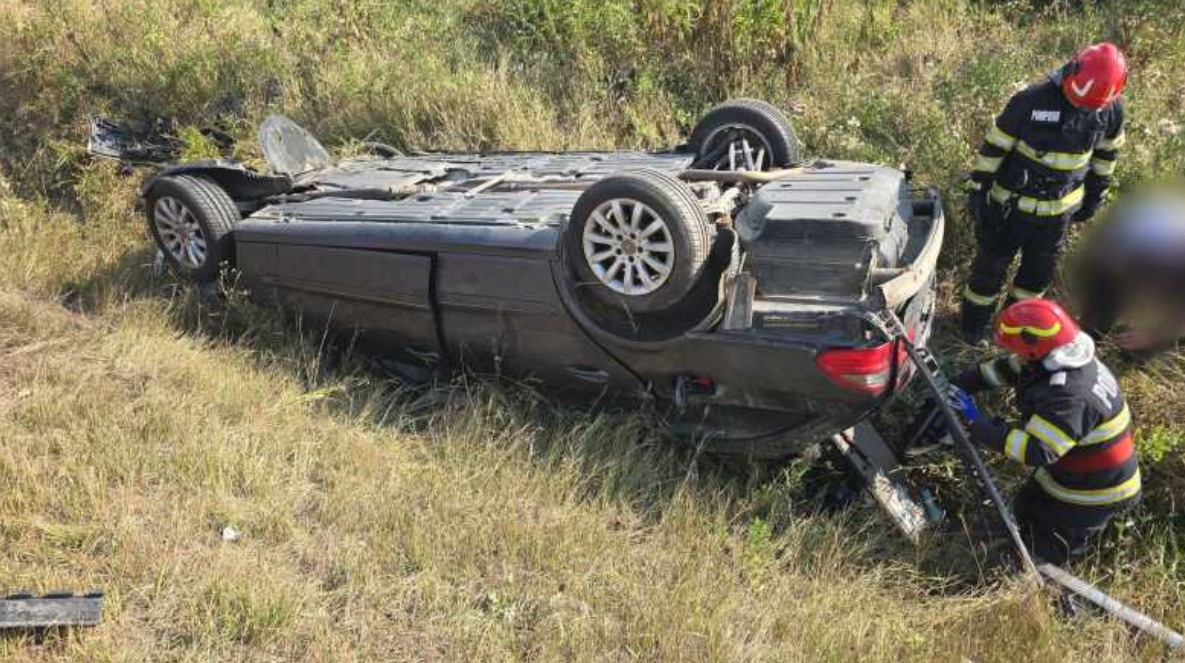 Mașină răsturnată pe un drum din Suceava! Doi tineri de 18 și 21 de ani au ajuns de urgență la spital