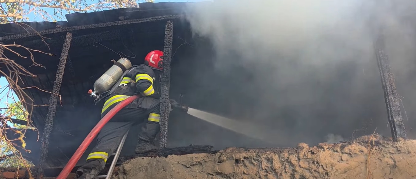 Un bărbat de 72 de ani din Giurgiu și-a pierdut viața după ce gospodăria sa a fost cuprinsă de foc. Mai multe locuințe din zonă au fost afectate
