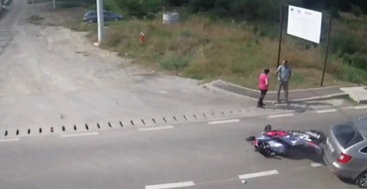 Motocicletă și autoturism, implicate într-un eveniment rutier grav în Aiud. Traficul a fost blocat timp de mai multe ore