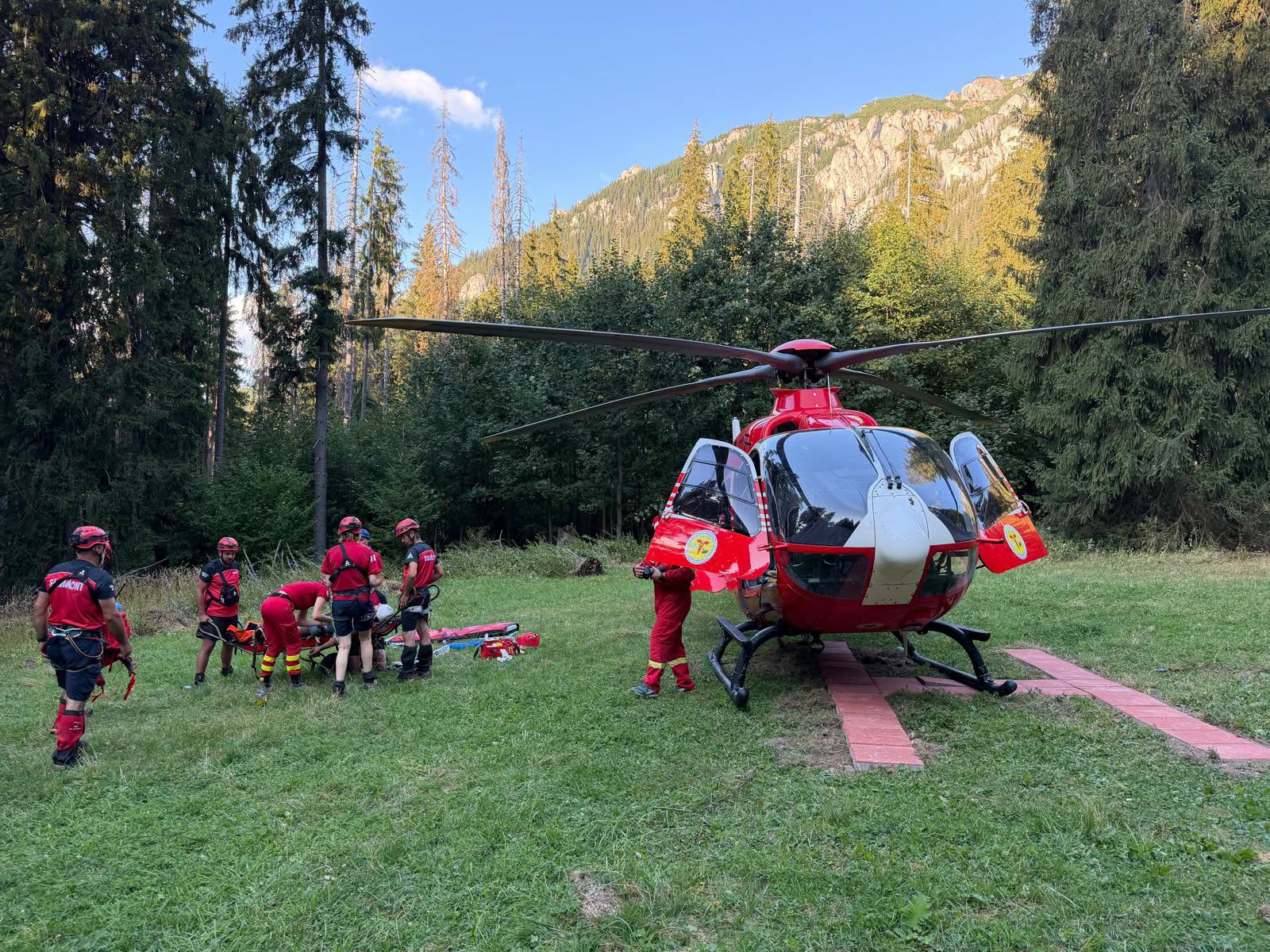 Turist de 42 de ani, transportat cu elicopterul la spital după ce a căzut 30 de metri de pe o stâncă în Masivul Ceahlău 